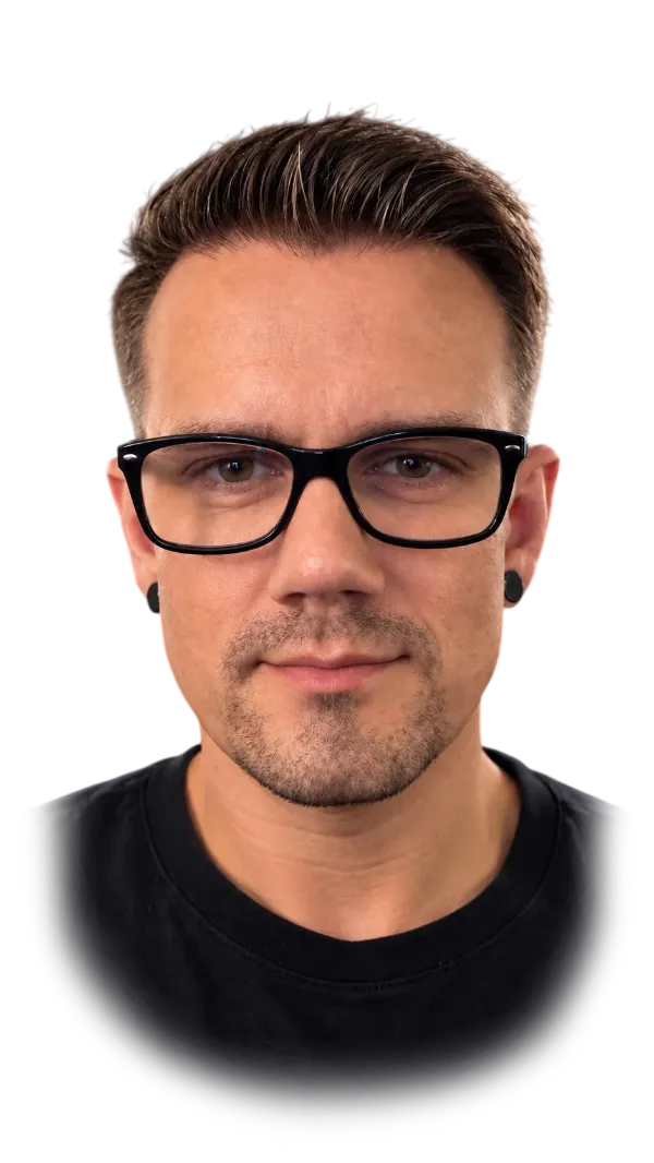 Benito Benthin aus Waren (Müritz), Porträt mit schwarzer Brille und schwarzem T-Shirt